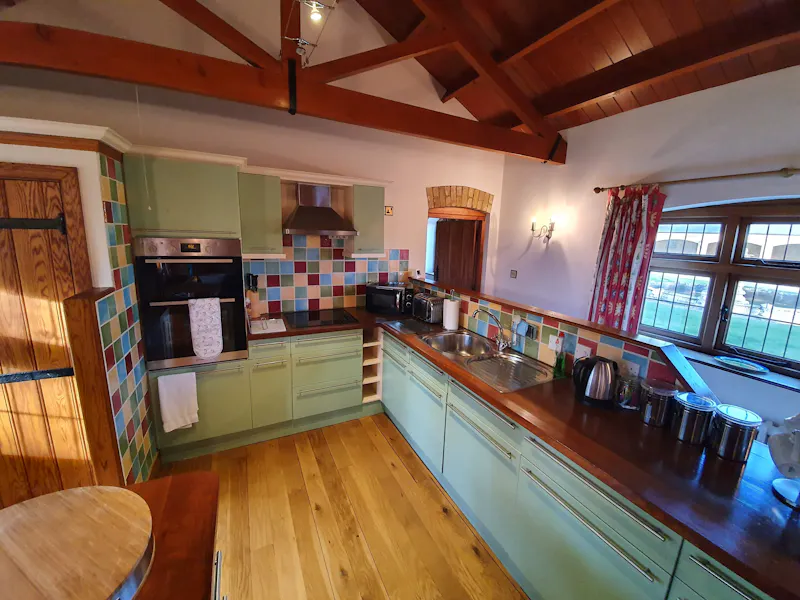 Beams at Stately Bedfordshire Manor, H193 (photo 18)