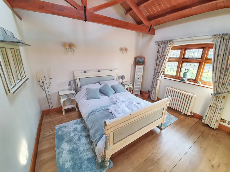 Beams at Stately Bedfordshire Manor, H193 (photo 15)