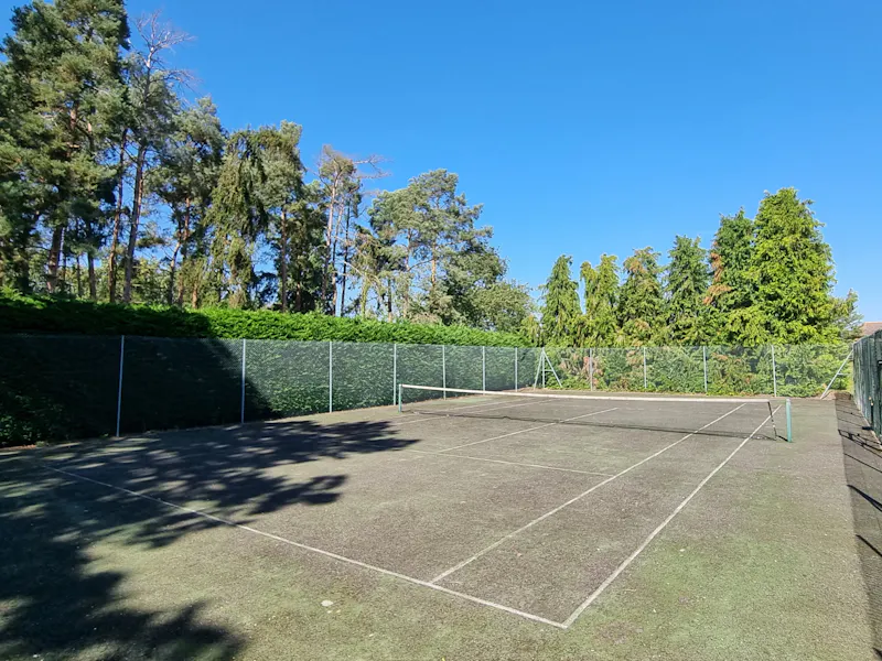 Tennis court at Stately Bedfordshire Manor, H193 (photo 32)