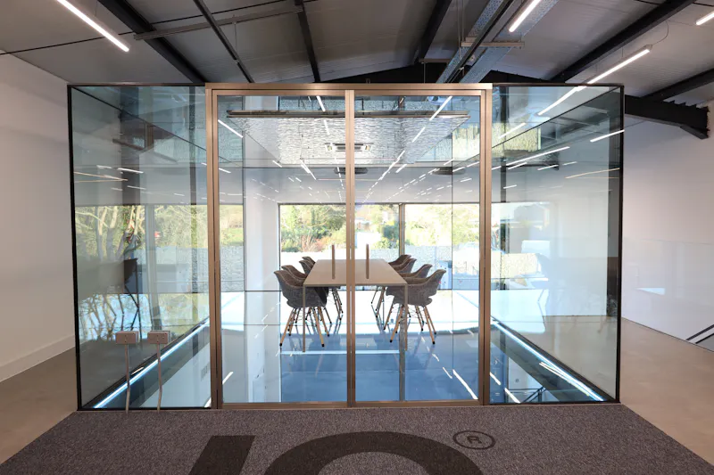 Amersham glass showroom, T182 (photo 4)