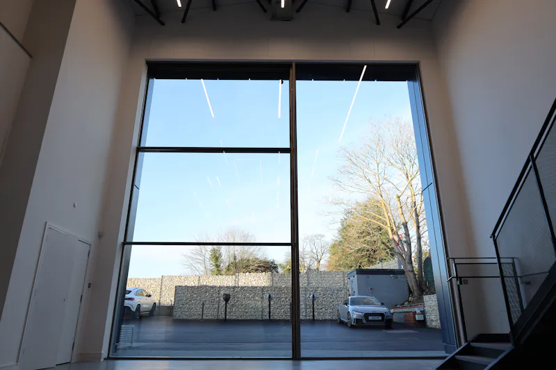 Amersham glass showroom, T182 (photo 2)