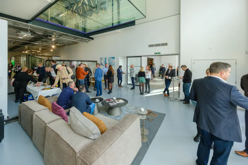 Amersham glass showroom, T182 (photo 3)