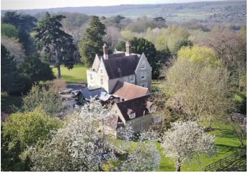 19th Century Gothic Kent Home, B2072 (photo 38)