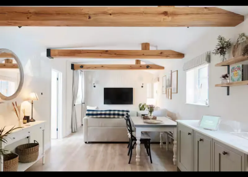 Beams at Classy Shenley Cottage, C946 (photo 9)