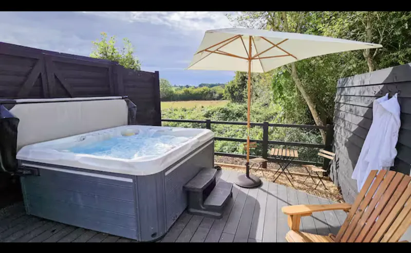 Jacuzzi at Classy Shenley Cottage, C946 (photo 19)