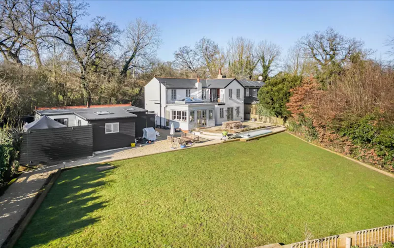 Classy Shenley Cottage, C946 (photo 17)