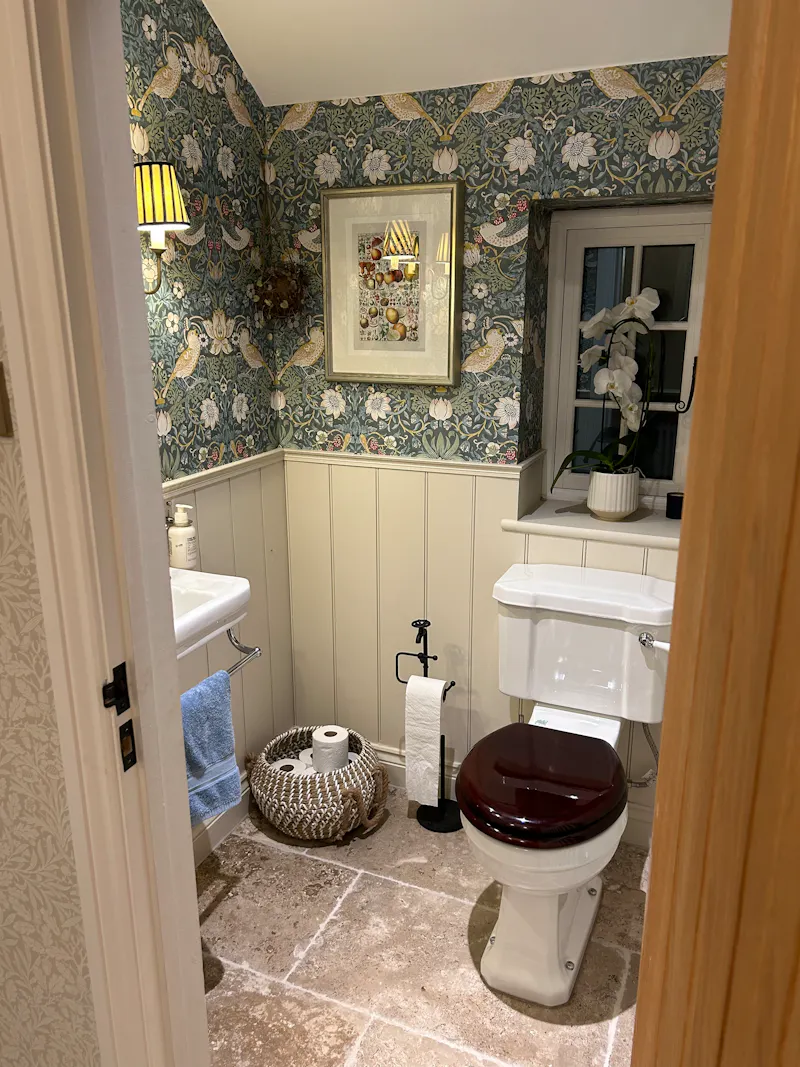 Panelling at Classy Shenley Cottage, C946 (photo 15)