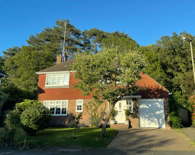 Claygate cul-de-sac home, D2857 (photo 1)