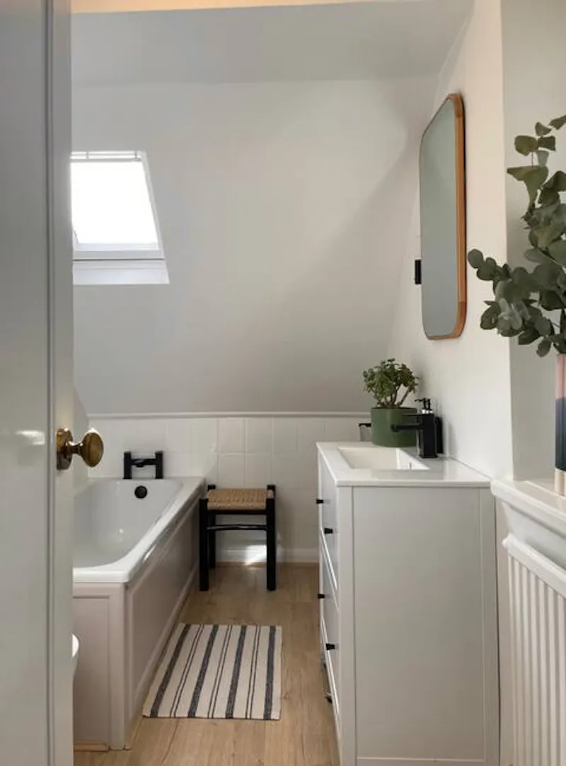 Bathroom at Claygate cul-de-sac home, D2857 (photo 21)