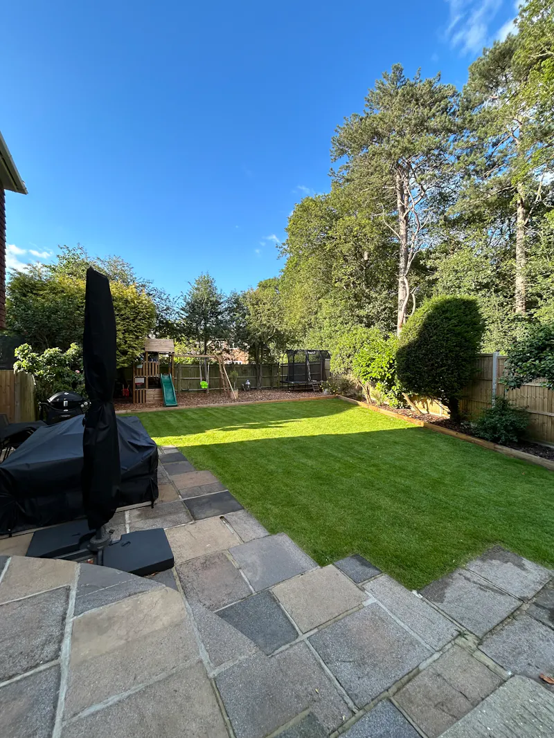 Garden at Claygate cul-de-sac home, D2857 (photo 28)