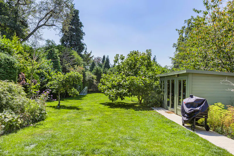 Elegant Radlett double-fronted home, D2813 (photo 20)