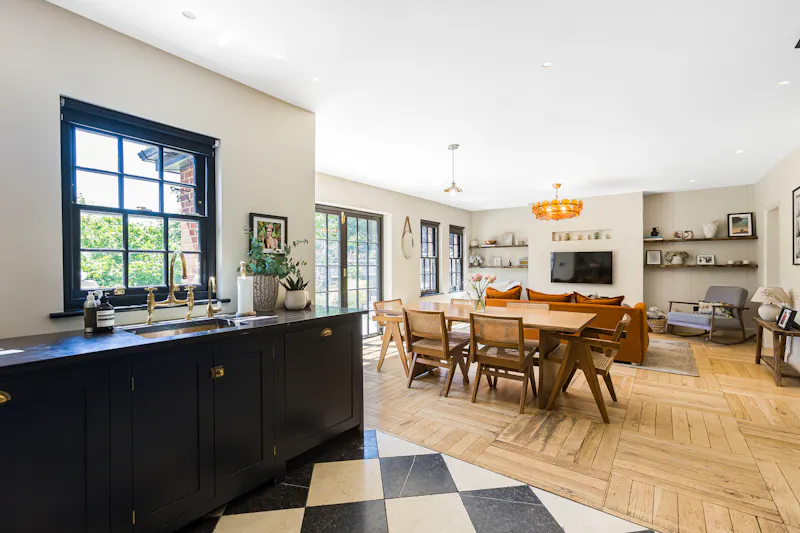Elegant Radlett double-fronted home, D2813 (photo 5)