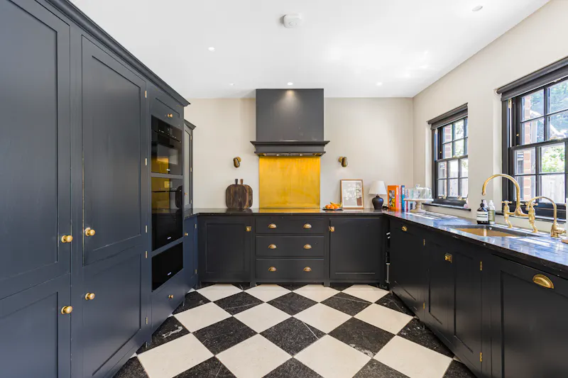 Elegant Radlett double-fronted home, D2813 (photo 11)