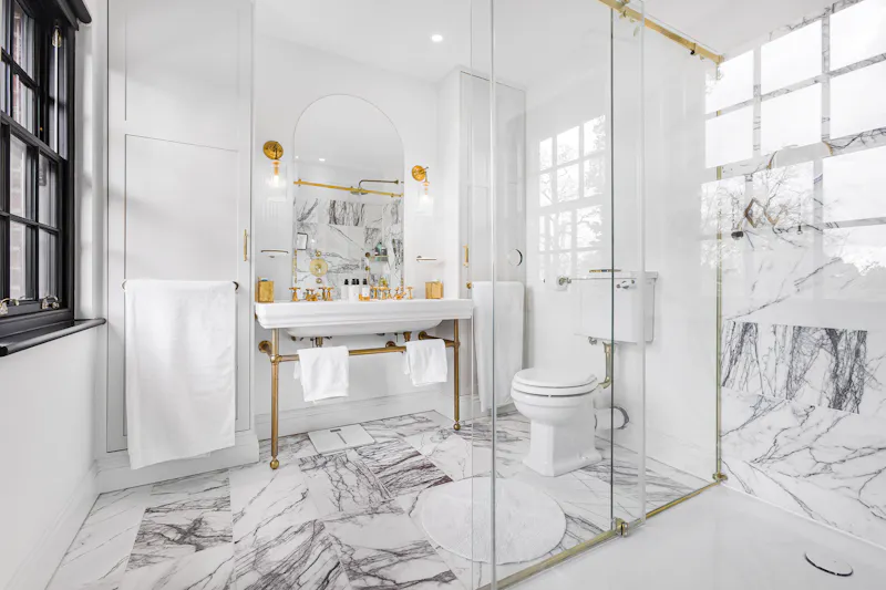 Shower at Elegant Radlett double-fronted home, D2813 (photo 15)