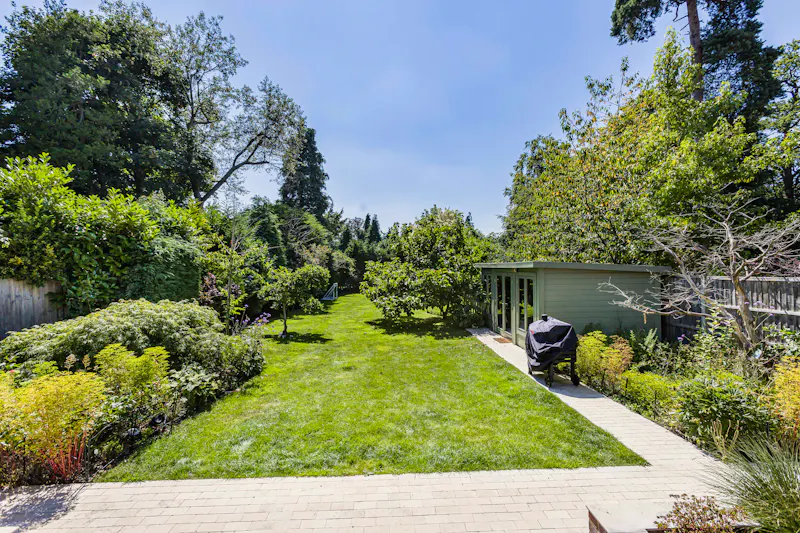 Summer house at Elegant Radlett double-fronted home, D2813 (photo 19)