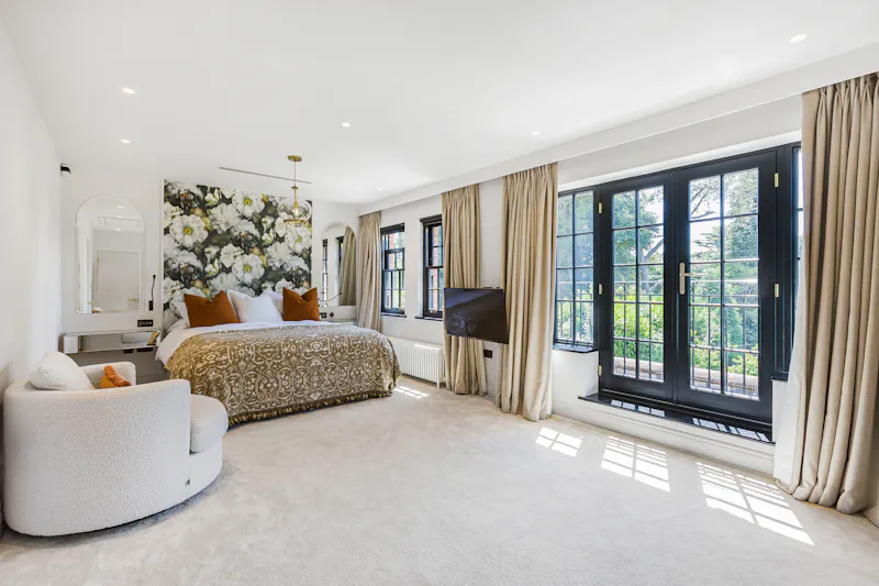 Balcony at Elegant Radlett double-fronted home, D2813 (photo 14)