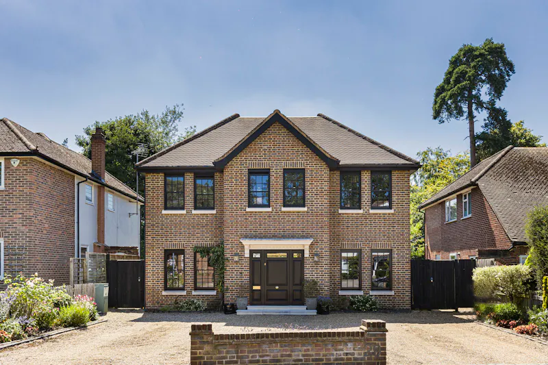 Driveway at Elegant Radlett double-fronted home, D2813 (photo 1)