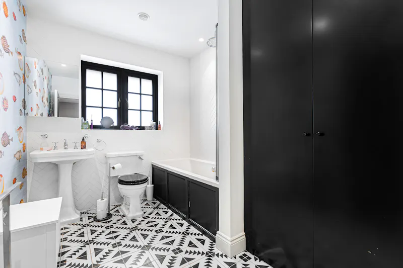 Bathroom at Elegant Radlett double-fronted home, D2813 (photo 17)