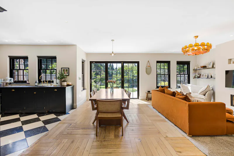 Dining room at Elegant Radlett double-fronted home, D2813 (photo 4)