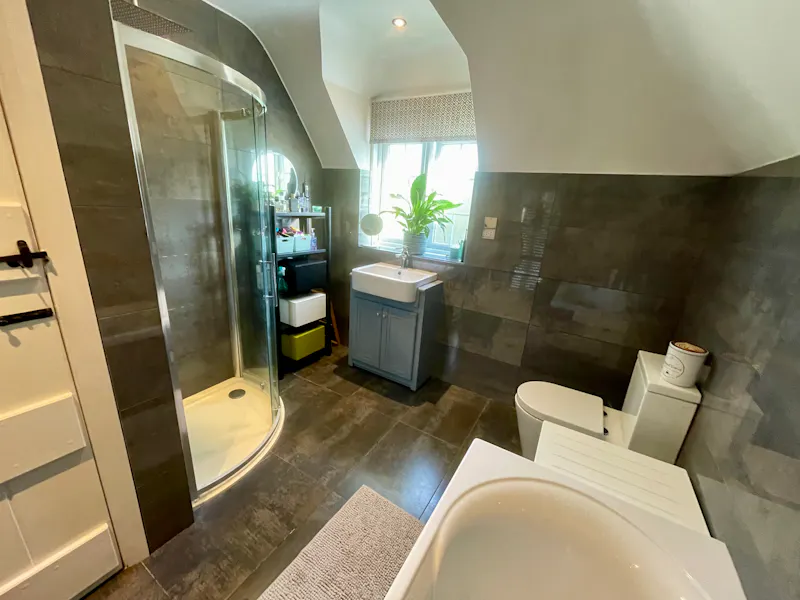 Bathroom at Modern Bromley Farmhouse, B2071 (photo 31)