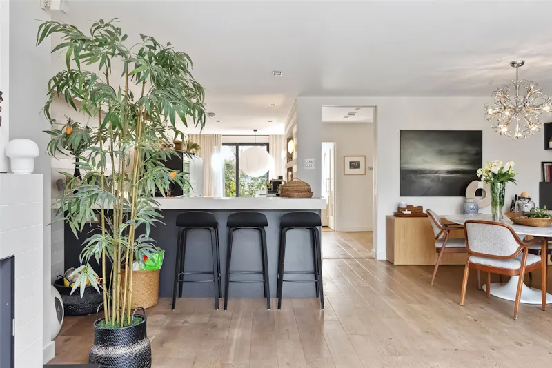 Bright Hampton Hill Family Home, D2818 (photo 9)