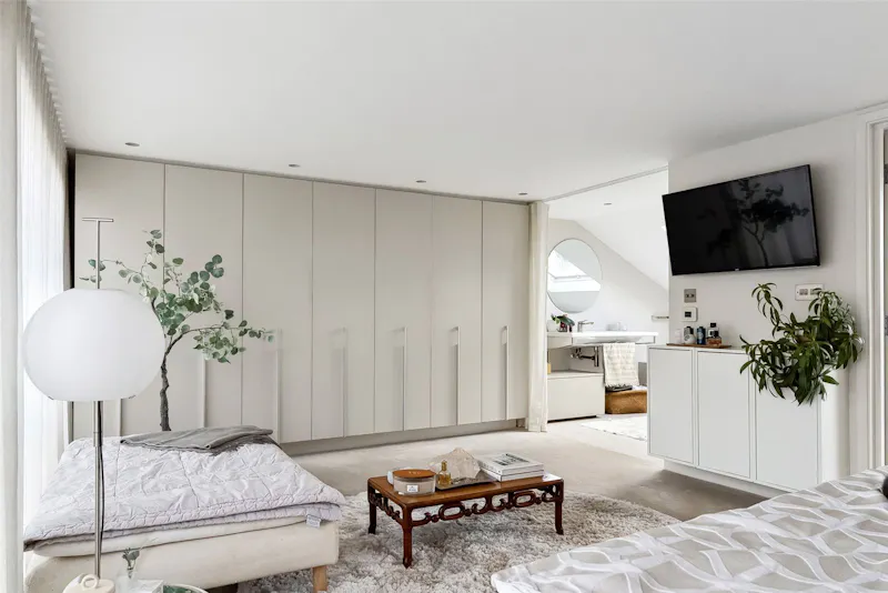 Bright Hampton Hill Family Home, D2818 (photo 17)
