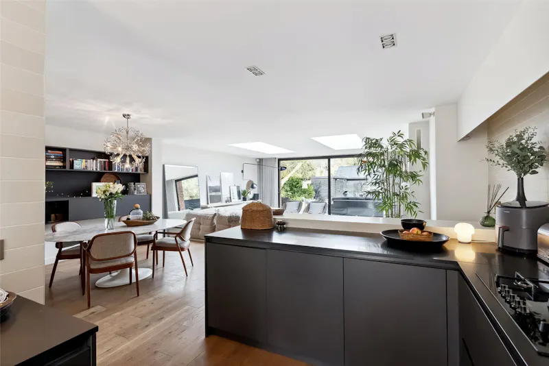 Bright Hampton Hill Family Home, D2818 (photo 5)