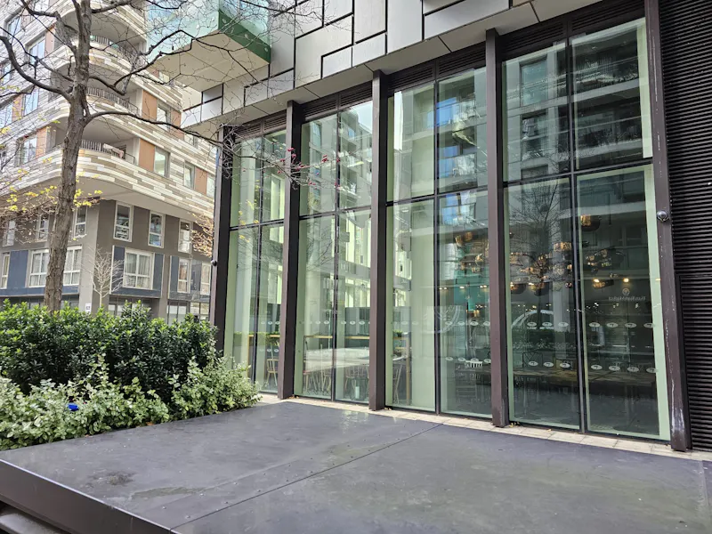 Glass at Canary Wharf vacant restaurant, R878 (photo 1)