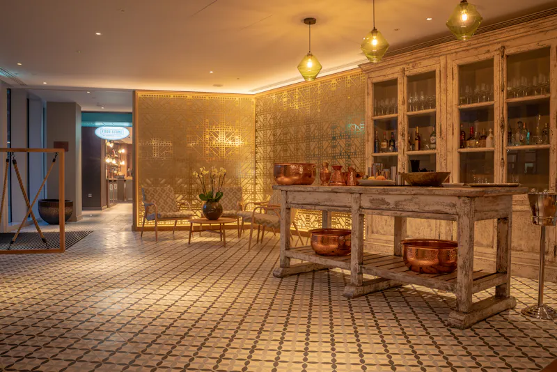 Entrance hall at Canary Wharf vacant restaurant, R878 (photo 5)