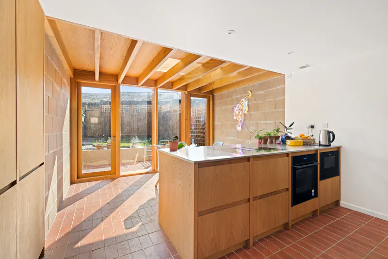 Kitchen at Earthy modern Hackney home, D2819 (photo 5)