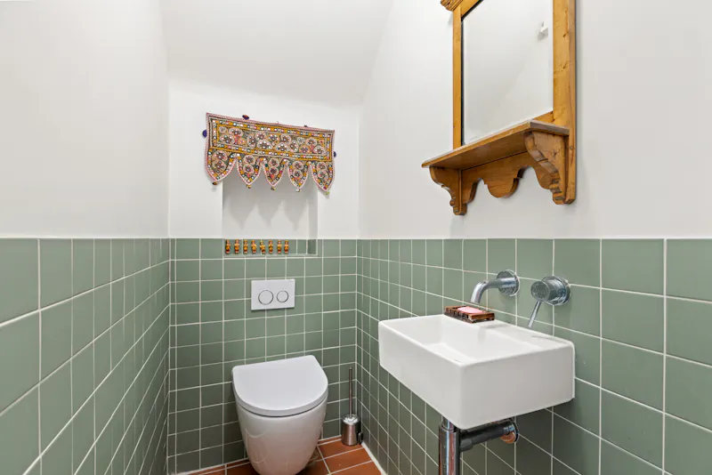 Bathroom at Earthy modern Hackney home, D2819 (photo 21)
