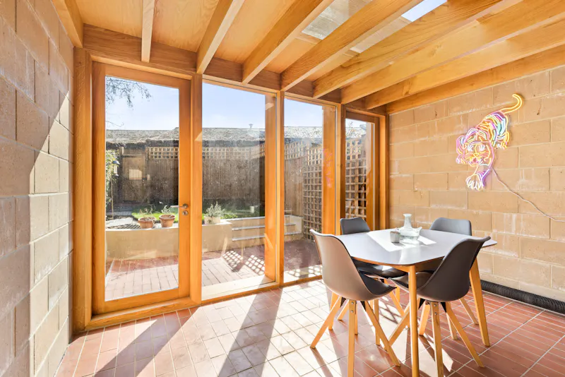 Dining room at Earthy modern Hackney home, D2819 (photo 8)