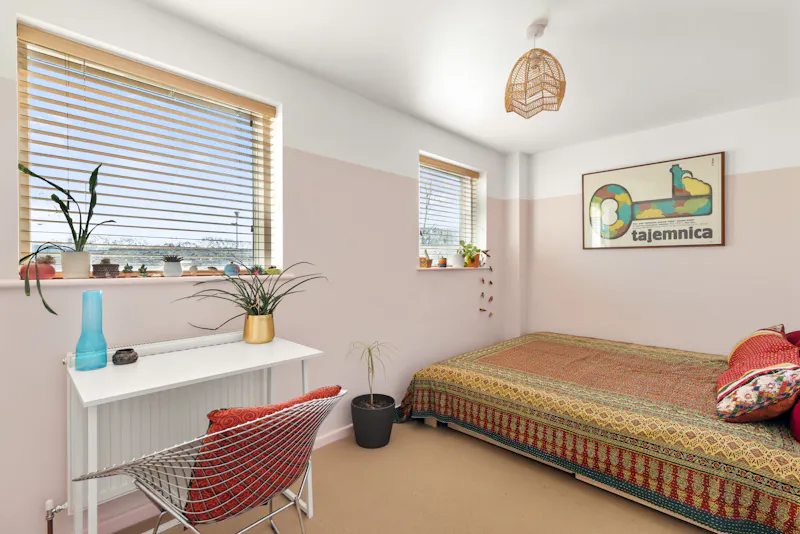 Bedroom at Earthy modern Hackney home, D2819 (photo 16)