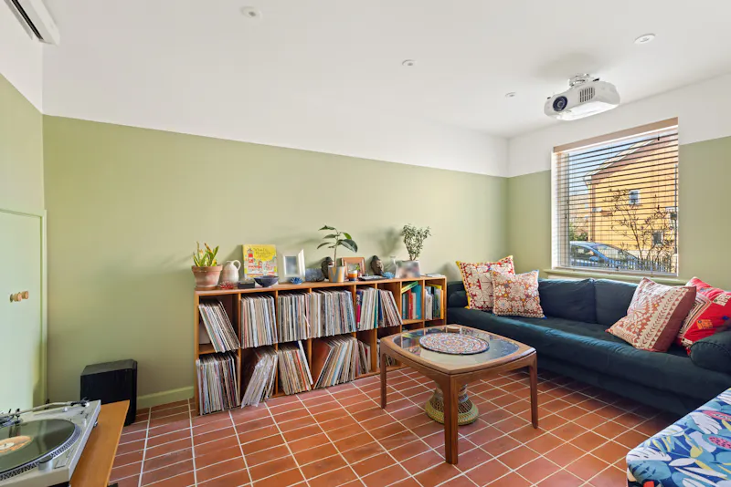 Living Room at Earthy modern Hackney home, D2819 (photo 4)