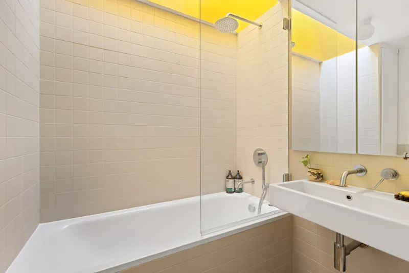 Bathroom at Earthy modern Hackney home, D2819 (photo 15)