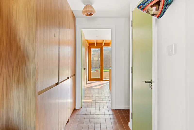 Entrance hall at Earthy modern Hackney home, D2819 (photo 2)