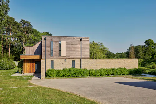 Stunning Pool House Ockley, D2820