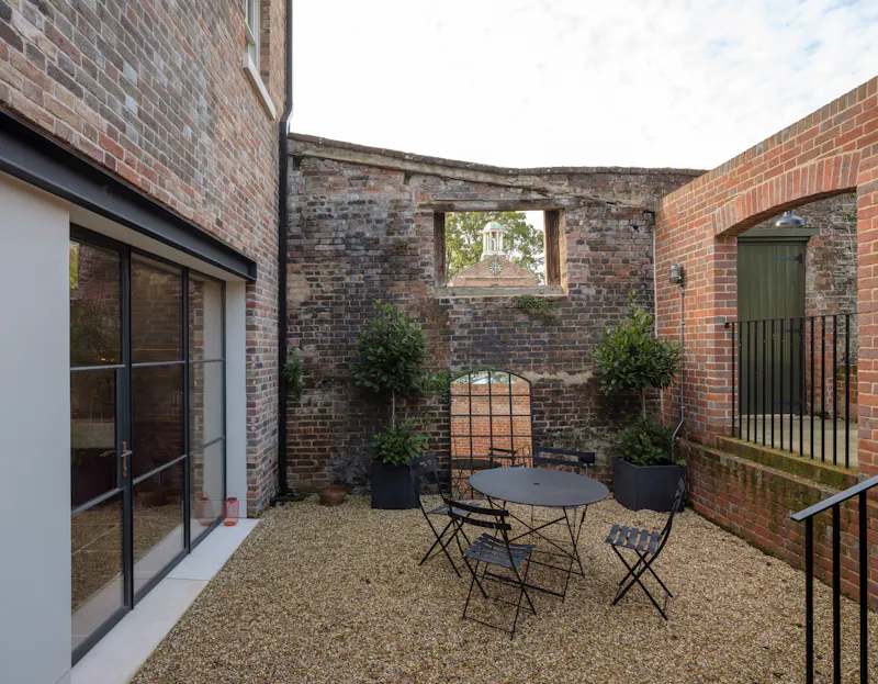 Courtyard at Classic Georgian house in Ware, A1403 (photo 29)