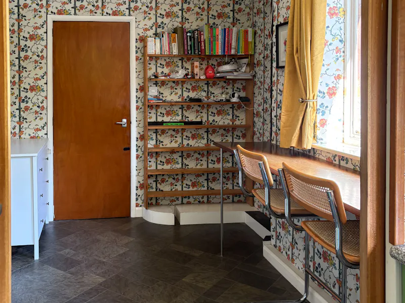 Wallpaper at 1960's Welwyn Bungalow, D2729 (photo 15)