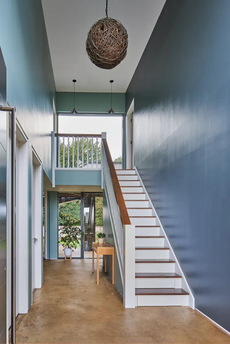 Staircase at Striking Hemel Hempstead house, D2270 (photo 6)
