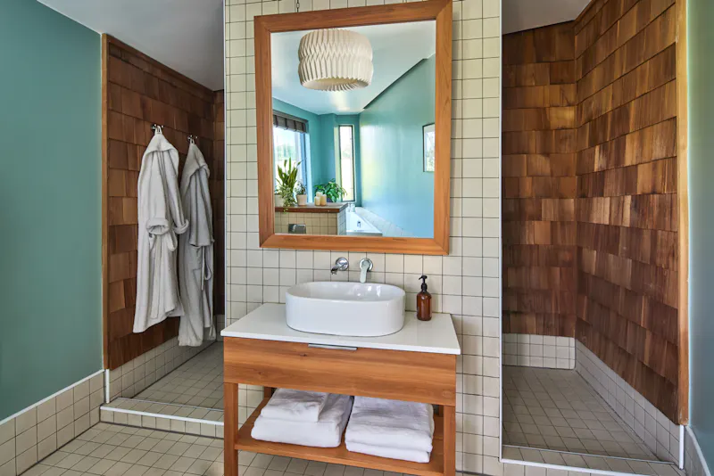 Bathroom at Striking Hemel Hempstead house, D2270 (photo 7)