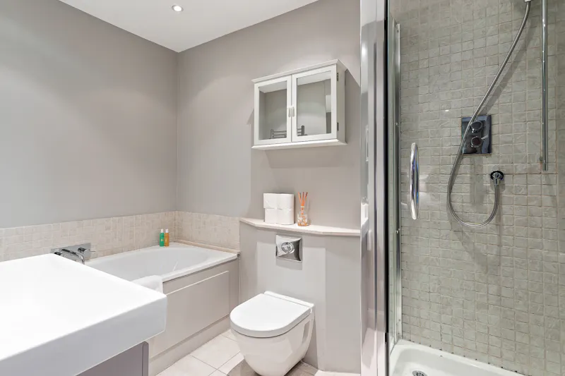 Bath at Barons Court Gallery Home, D2384 (photo 17)