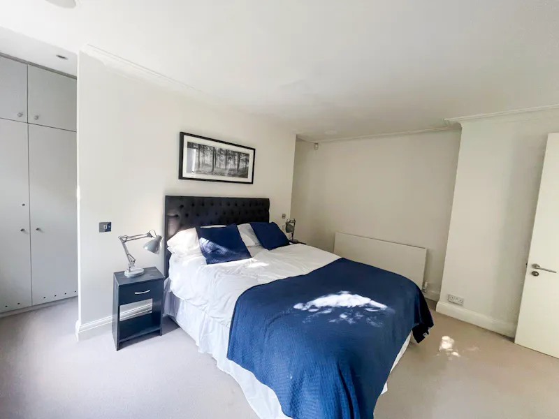 Bedroom at Barons Court Gallery Home, D2384 (photo 14)