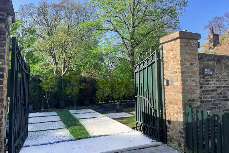 Driveway at Barons Court Gallery Home, D2384 (photo 48)