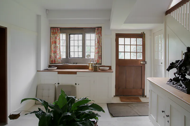 Entrance hall at Shackleford Voysey manor, E540 (photo 42)