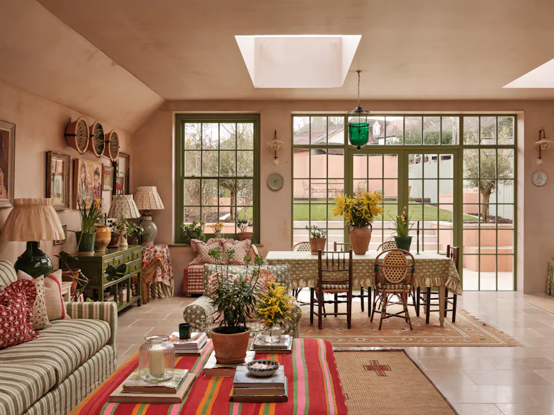 Dining room at Sunny Willesden family home, B2079 (photo 13)