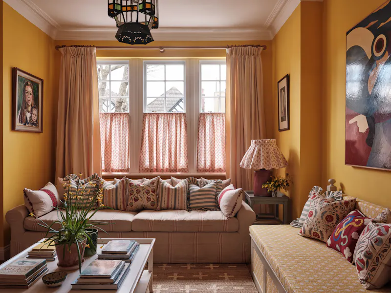 Sitting room at Sunny Willesden family home, B2079 (photo 22)