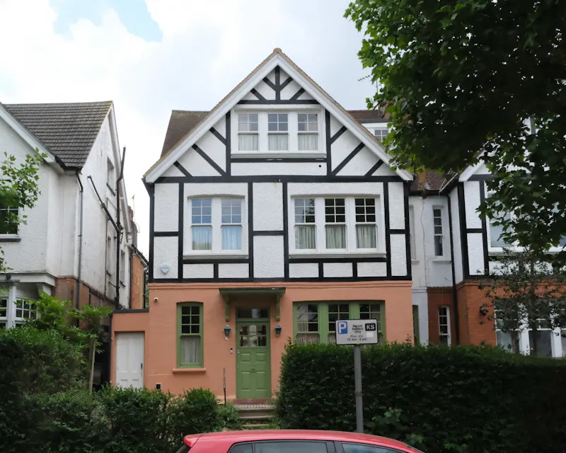 Sunny Willesden family home, B2079 (photo 1)