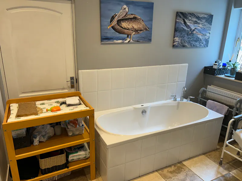 Bath at 1920s Coach House in Tring , B2083 (photo 41)