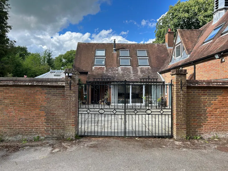 Gate at 1920s Coach House in Tring , B2083 (photo 77)